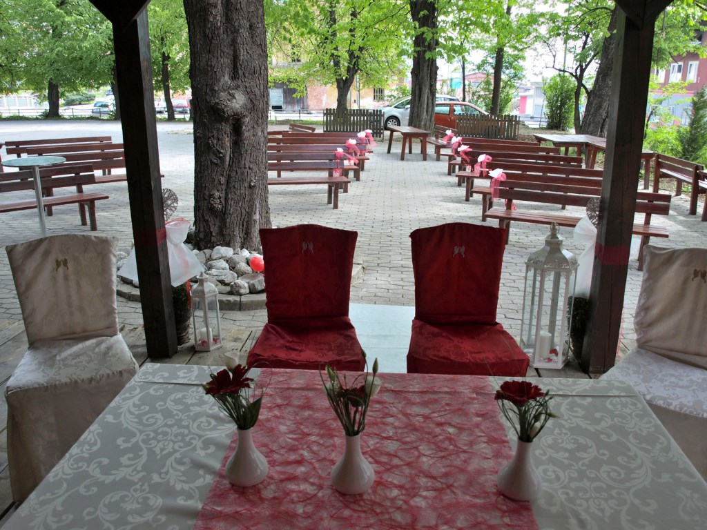 Letni vrt restavracije Kazina pod stoletnimi kostanji, urejen za dogodek